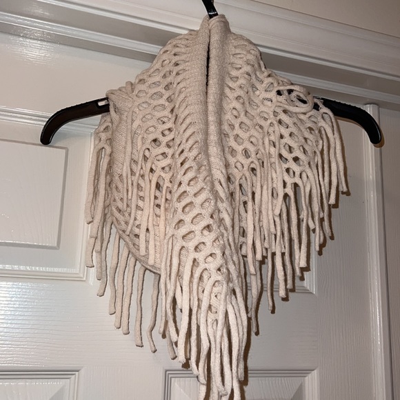 Vonmaur cream/ivory infinity scarf, one size - Picture 3 of 5